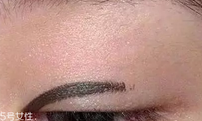 怎么樣畫內(nèi)眼線不暈染 用眼影粉和蜜粉打底 怎么樣畫內(nèi)眼線不暈染 用眼影粉和蜜粉打底