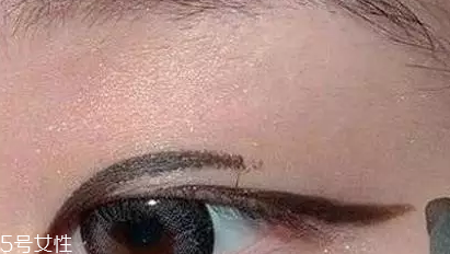 怎么樣畫內(nèi)眼線不暈染 用眼影粉和蜜粉打底 怎么樣畫內(nèi)眼線不暈染 用眼影粉和蜜粉打底