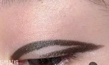 怎么樣畫內(nèi)眼線不暈染 用眼影粉和蜜粉打底 怎么樣畫內(nèi)眼線不暈染 用眼影粉和蜜粉打底