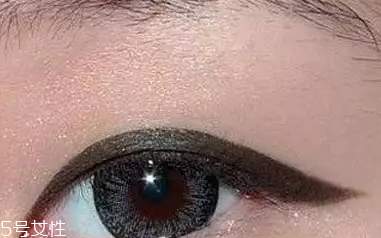 怎么樣畫內(nèi)眼線不暈染 用眼影粉和蜜粉打底 怎么樣畫內(nèi)眼線不暈染 用眼影粉和蜜粉打底
