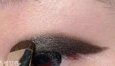 怎么樣畫內(nèi)眼線不暈染 用眼影粉和蜜粉打底 怎么樣畫內(nèi)眼線不暈染 用眼影粉和蜜粉打底
