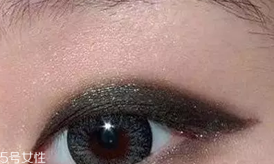 怎么樣畫內(nèi)眼線不暈染 用眼影粉和蜜粉打底 怎么樣畫內(nèi)眼線不暈染 用眼影粉和蜜粉打底