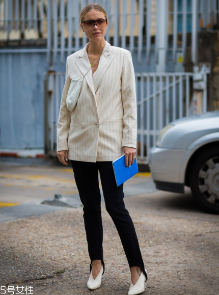 v口鞋怎么搭配？女人味十足的穿搭