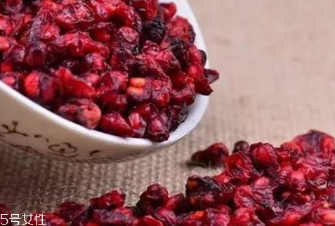 五味子可以和枸杞一起泡水嗎 五味子可以和枸杞一起泡水嗎