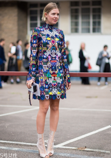 裸色高跟鞋怎么搭配？讓你優(yōu)雅又時(shí)髦