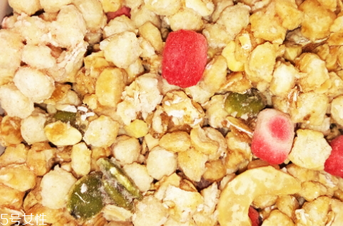 水果燕麥怎么吃 搭配牛奶營養(yǎng)豐富 水果燕麥怎么吃 搭配牛奶營養(yǎng)豐富
