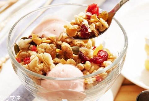 水果燕麥怎么吃 搭配牛奶營養(yǎng)豐富 水果燕麥怎么吃 搭配牛奶營養(yǎng)豐富
