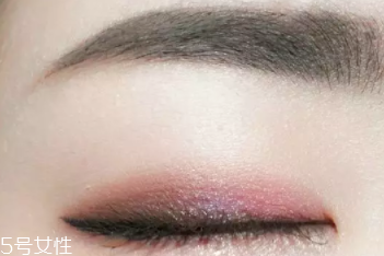單眼皮如何畫眼影？亮色眼影會制造車禍現(xiàn)場