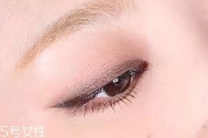 單眼皮如何畫眼影？亮色眼影會制造車禍現(xiàn)場