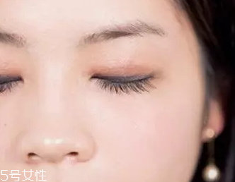 單眼皮如何畫眼影？亮色眼影會制造車禍現(xiàn)場