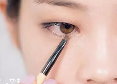 單眼皮如何畫眼影？亮色眼影會制造車禍現(xiàn)場