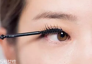 單眼皮如何畫眼影？亮色眼影會制造車禍現(xiàn)場