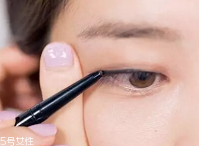 單眼皮如何畫眼影？亮色眼影會制造車禍現(xiàn)場