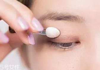 單眼皮如何畫眼影？亮色眼影會制造車禍現(xiàn)場