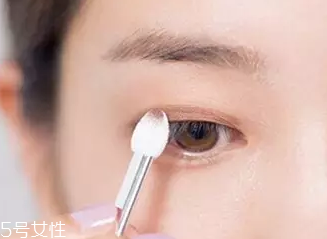 單眼皮如何畫眼影？亮色眼影會制造車禍現(xiàn)場