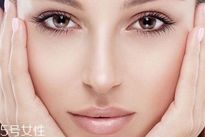 外油內(nèi)干的皮膚用什么護(hù)膚品？4款調(diào)節(jié)水油的神器