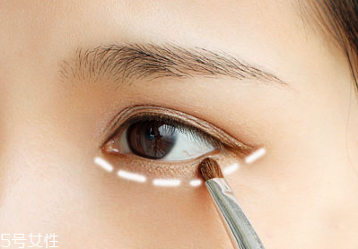 韓式裸妝化妝步驟圖解 上班族女性淡妝的畫(huà)法