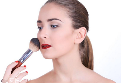 韓式裸妝化妝步驟圖解 上班族女性淡妝的畫(huà)法