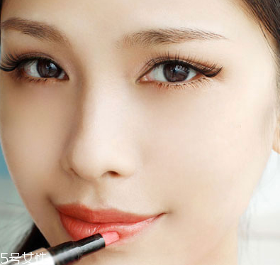 韓式裸妝化妝步驟圖解 上班族女性淡妝的畫(huà)法