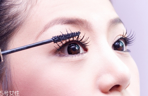 睫毛膏卸不干凈怎么辦 睫毛膏卸妝要注意 睫毛膏卸不干凈怎么辦 睫毛膏卸妝要注意