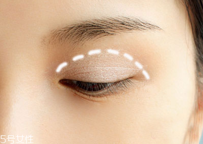 韓式裸妝化妝步驟圖解 上班族女性淡妝的畫(huà)法