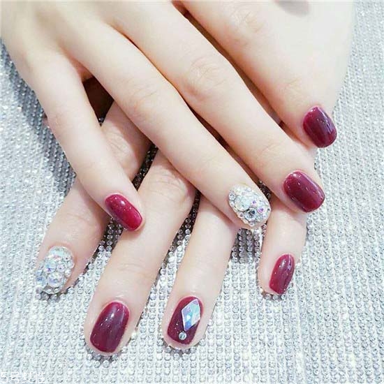 2018最新氣質(zhì)美甲圖片紅色系推薦 年輕女生紅色系美甲圖片 2018最新氣質(zhì)美甲圖片紅色系推薦 年輕女生紅色系美甲圖片