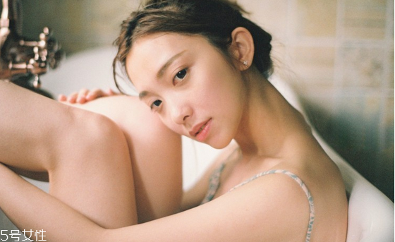 為什么化妝后容易脫妝 個(gè)人膚質(zhì)因素 為什么化妝后容易脫妝 個(gè)人膚質(zhì)因素