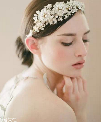 新娘發(fā)型圖片2018款教程 結(jié)婚的時候給化妝師看 新娘發(fā)型圖片2018款教程 結(jié)婚的時候給化妝師看