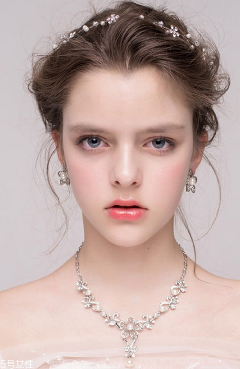 新娘發(fā)型圖片2018款教程 結(jié)婚的時候給化妝師看 新娘發(fā)型圖片2018款教程 結(jié)婚的時候給化妝師看