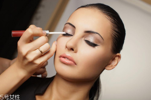 為什么化妝后容易脫妝 個(gè)人膚質(zhì)因素 為什么化妝后容易脫妝 個(gè)人膚質(zhì)因素