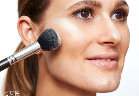 高光用在化妝的哪一步 不會(huì)化妝的妹子新手教程分享 高光用在化妝的哪一步 不會(huì)化妝的妹子新手教程分享