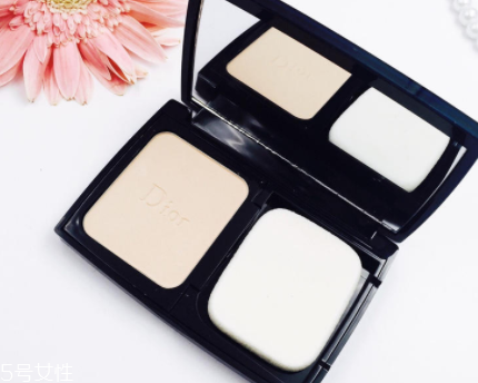 迪奧凝脂恒久粉餅好用嗎？輕薄持久適合春夏