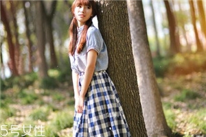格子長裙搭配什么上衣？清新文藝風(fēng)女孩