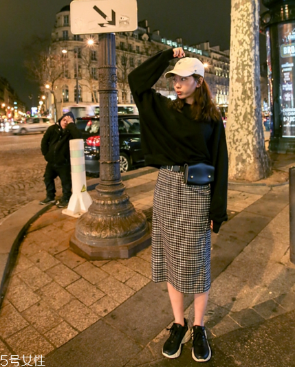 格子長裙搭配什么上衣？清新文藝風(fēng)女孩