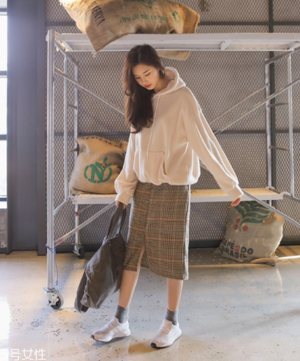 格子長裙搭配什么上衣？清新文藝風(fēng)女孩
