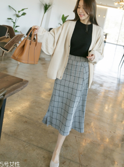 格子長裙搭配什么上衣？清新文藝風(fēng)女孩