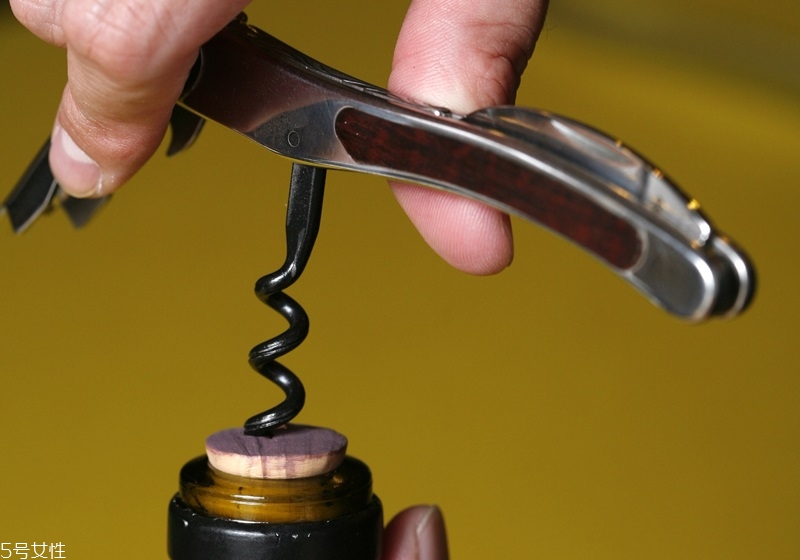 葡萄酒怎么用開瓶器開 4種開瓶器的使用方法 葡萄酒怎么用開瓶器開 4種開瓶器的使用方法