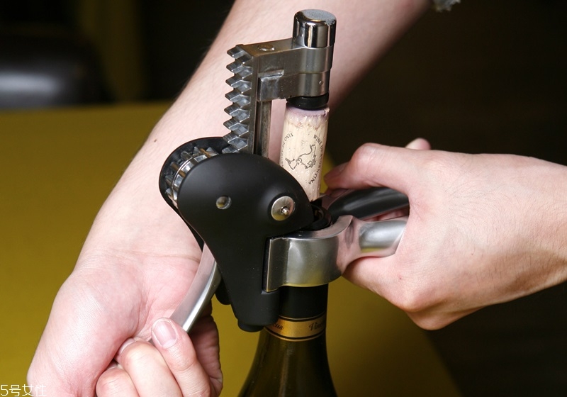 葡萄酒怎么用開瓶器開 4種開瓶器的使用方法 葡萄酒怎么用開瓶器開 4種開瓶器的使用方法