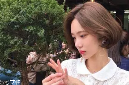 皮膚白的人染什么顏色的頭發(fā)好看？避免冷色調(diào)