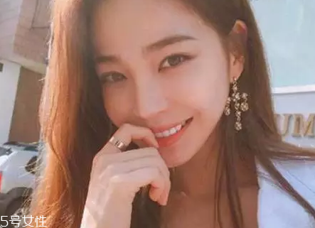 皮膚白的人染什么顏色的頭發(fā)好看？避免冷色調(diào)