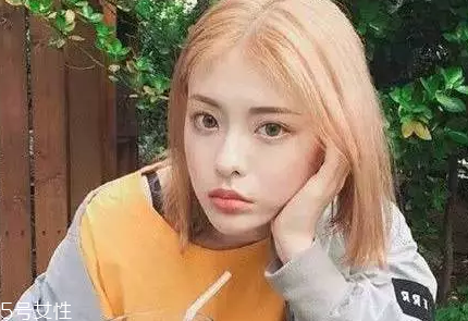 皮膚白的人染什么顏色的頭發(fā)好看？避免冷色調(diào)