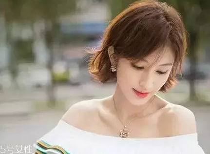 皮膚白的人染什么顏色的頭發(fā)好看？避免冷色調(diào)