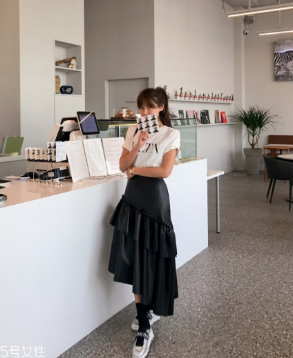 黑色長裙搭配什么上衣？自帶顯瘦效果