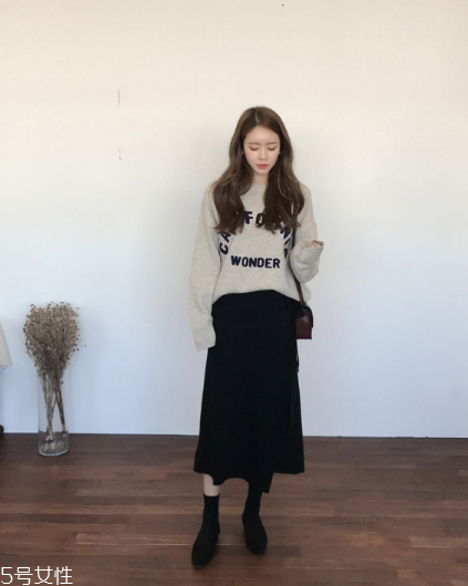 黑色長裙搭配什么上衣？自帶顯瘦效果