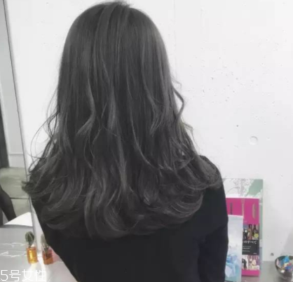 皮膚白的人染什么顏色的頭發(fā)好看？避免冷色調(diào)