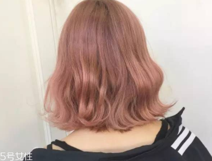 皮膚白的人染什么顏色的頭發(fā)好看？避免冷色調(diào)