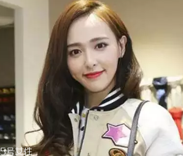 皮膚白的人染什么顏色的頭發(fā)好看？避免冷色調(diào)