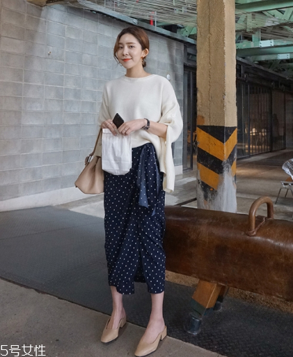 波點裙搭配什么上衣？復(fù)古混搭風(fēng)女王