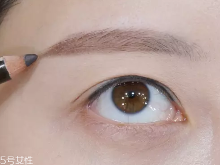 眉毛短怎么變長？畫眉大法拯救短眉星人