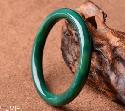 綠水晶手鐲應(yīng)戴哪只手？左手更好